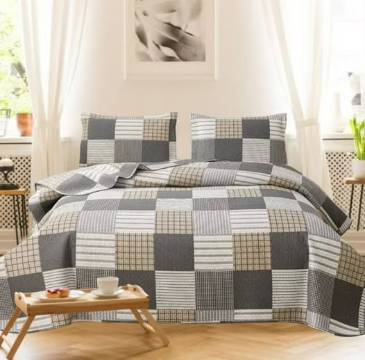 Queen Size Plaid Quilt Bedding Set with 2 Pillow Shams